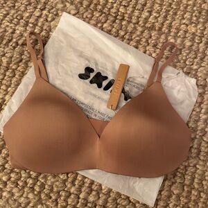 Skims Wireless Push-up Bra 34D